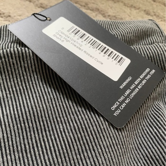 PrettyLittleThing biker shorts - Picture 2 of 3